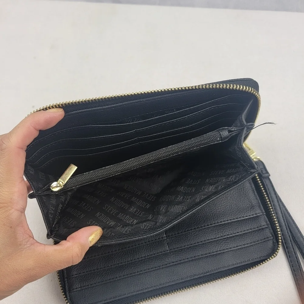Steve Madden black vegan leather zip‎ wallet / wristlet 8.25